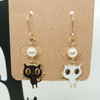 ハンドメイド◎黒ネコ＆白ネコ ピアス◎(ピアス)