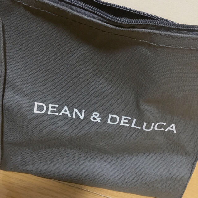 DEAN & DELUCA(ディーンアンドデルーカ)の✨未使用品✨DEAN&DELUCAランチバッグ&カトラリーポーチ（雑誌付録） インテリア/住まい/日用品のキッチン/食器(弁当用品)の商品写真