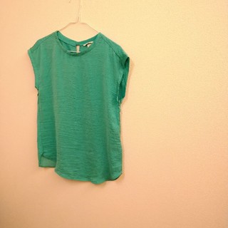 エイチアンドエム(H&M)の差し色グリーン☆とろみシャツ(Tシャツ(半袖/袖なし))