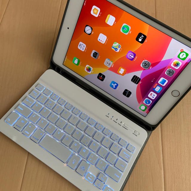 iPad(アイパッド)の【最終値下げ】iPad mini5⭐︎キーボード付きケース スマホ/家電/カメラのスマホアクセサリー(iPadケース)の商品写真