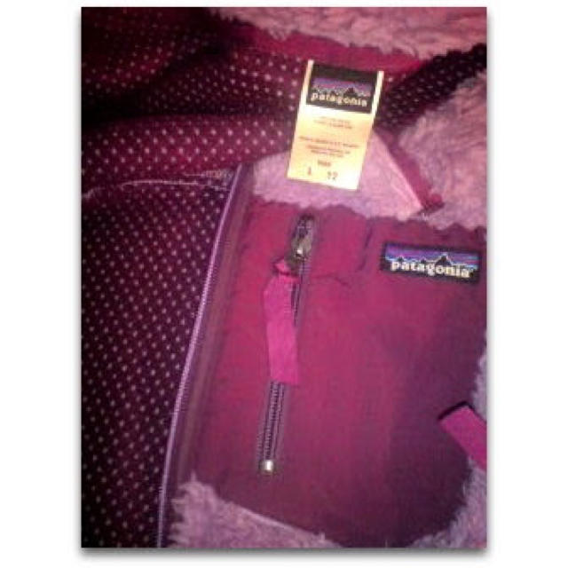 送料無料????パタゴニアpatagoniaキッズLフリース紫色ムラサキ女性対応
