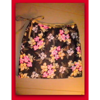 ティアラ(tiara)の送料無料❤️MYFAVORITETIARAティアラ花柄サテン巻きミニスカート黒(ミニスカート)