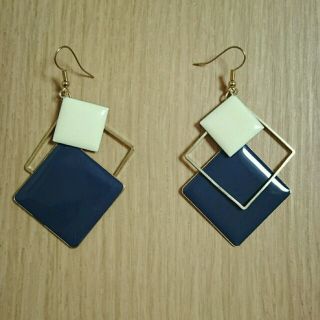 デュラス(DURAS)の未使用DURAS💋スクエアピアス3連(ピアス)