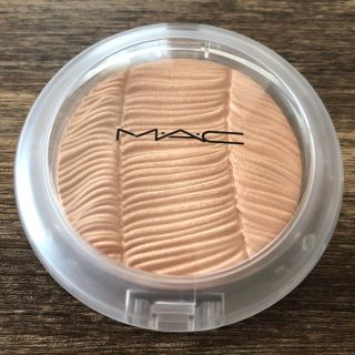 MAC エクストラディメンションスキンフィニッシュ 　ポストモダニスト ピーチ