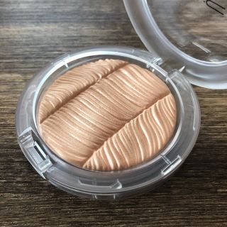 MAC エクストラディメンションスキンフィニッシュ 　ポストモダニスト ピーチ