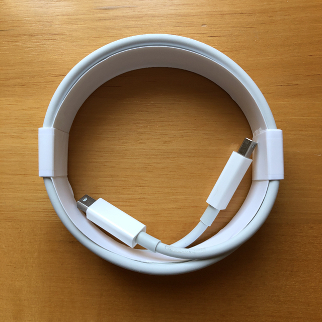 Apple(アップル)のApple Thunderbolt Cable 2.0m MD861ZM/A スマホ/家電/カメラのPC/タブレット(PC周辺機器)の商品写真