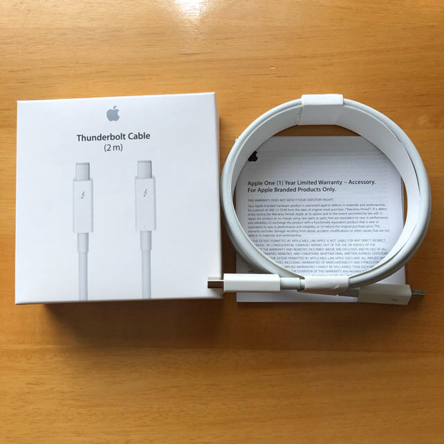 Apple(アップル)のApple Thunderbolt Cable 2.0m MD861ZM/A スマホ/家電/カメラのPC/タブレット(PC周辺機器)の商品写真