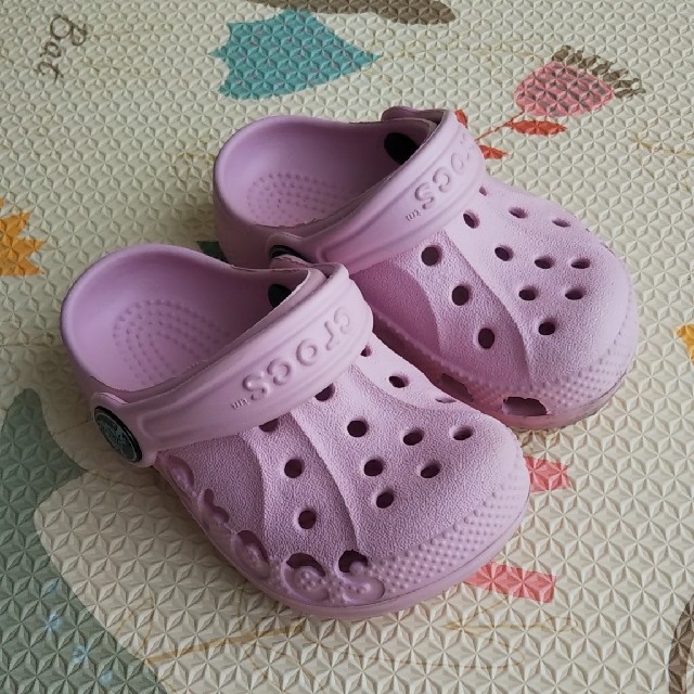 crocs(クロックス)のクロックス12~13cmピンク キッズ/ベビー/マタニティのベビー靴/シューズ(~14cm)(サンダル)の商品写真