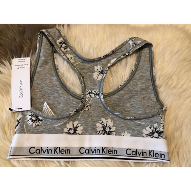 Calvin Klein(カルバンクライン)の専用タグ付けCalvin KLEINスポーツブラ スポーツ/アウトドアのトレーニング/エクササイズ(トレーニング用品)の商品写真