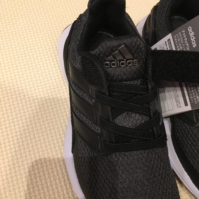 adidas(アディダス)のadidasスニーカー キッズ/ベビー/マタニティのキッズ靴/シューズ(15cm~)(スニーカー)の商品写真