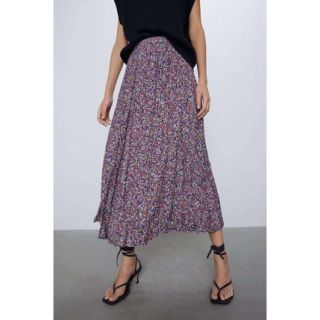 ザラ(ZARA)の【ZARA】プリーツ花柄スカート(ロングスカート)