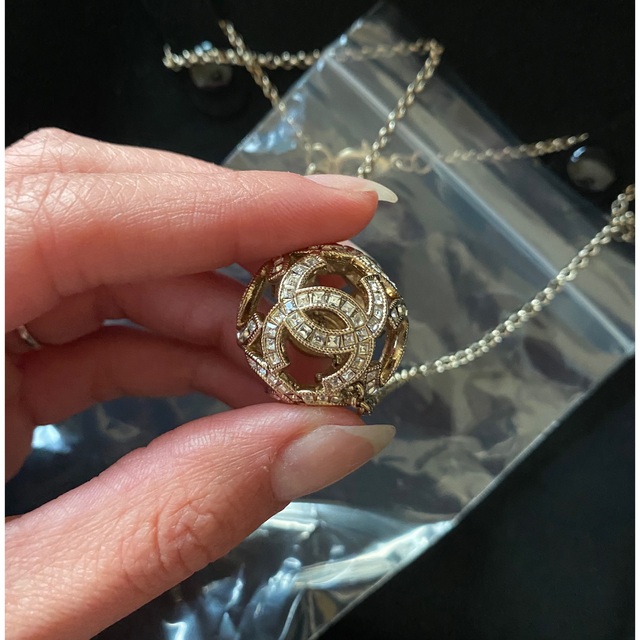 CHANEL(シャネル)のCHANEL ボール 大玉 ネックレス レア 美品 海外限定品 日本未入荷  レディースのアクセサリー(ネックレス)の商品写真