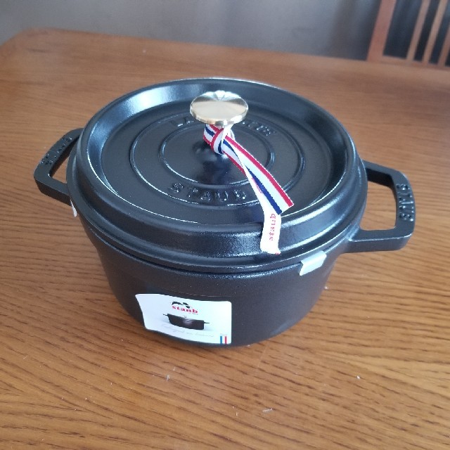 STAUB(ストウブ)のピコココットラウンド20cm ブラック インテリア/住まい/日用品のキッチン/食器(鍋/フライパン)の商品写真