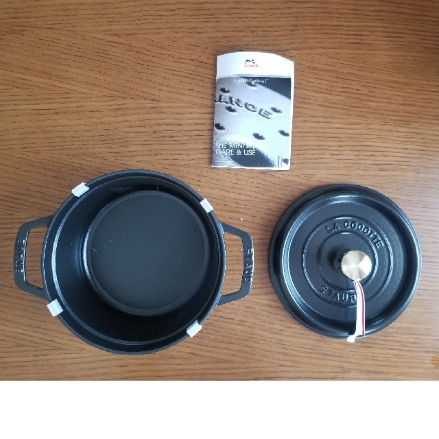 STAUB(ストウブ)のピコココットラウンド20cm ブラック インテリア/住まい/日用品のキッチン/食器(鍋/フライパン)の商品写真