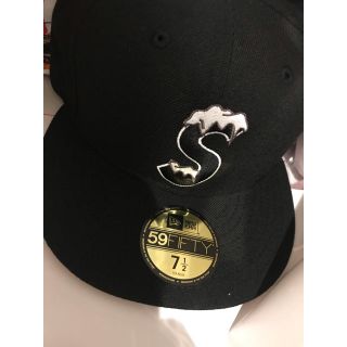 シュプリーム(Supreme)の送料込　supreme S Logo New Era  黒　Lサイズ(キャップ)