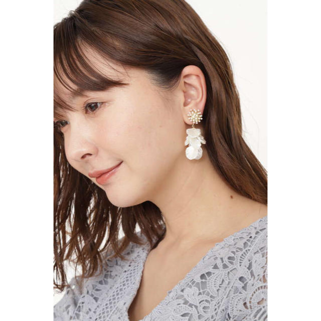 JILLSTUART(ジルスチュアート)の美品　ジルスチュアート　シェルフラワーイヤリング レディースのアクセサリー(イヤリング)の商品写真