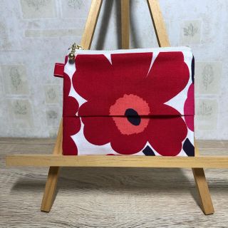 マリメッコ(marimekko)のマリメッコ  ティッシュケース付き　ポーチ　ハンドメイド(ポーチ)