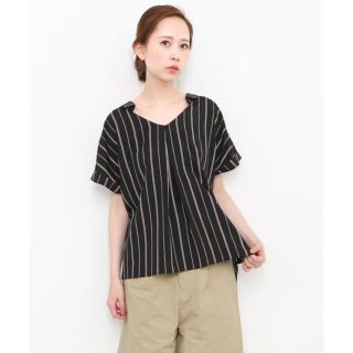 ケービーエフ(KBF)の美品 KBF 半袖 シャツ ブラウス 抜き襟 ストライプ 白黒　春夏秋も(Tシャツ(半袖/袖なし))