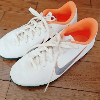 ナイキ(NIKE)の21.5cm白×オレンジ nike スニーカー軽量　男の子女の子可(スニーカー)