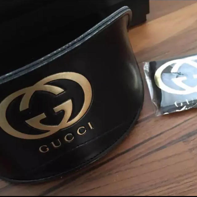 Gucci(グッチ)の売り切り値引き中　新品　箱付きGUCCI サングラス用ケース&眼鏡拭き　 レディースのファッション小物(サングラス/メガネ)の商品写真