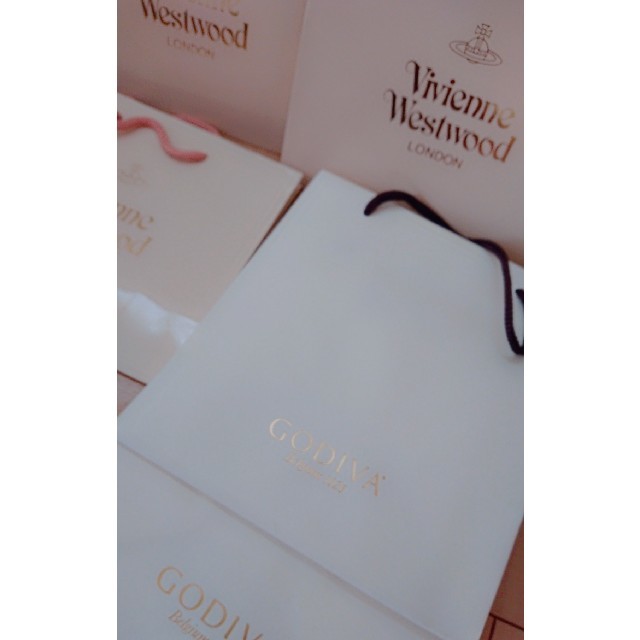 Vivienne Westwood(ヴィヴィアンウエストウッド)のヴィヴィアン・ウエストウッド♥️紙袋 レディースのバッグ(ショップ袋)の商品写真