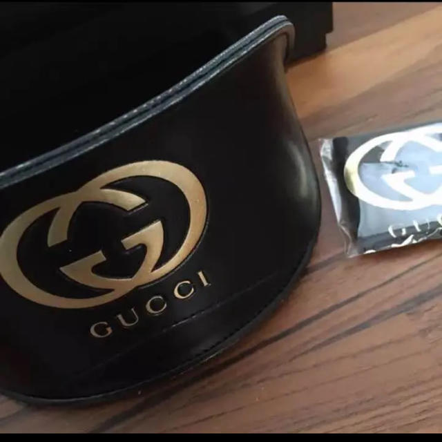 Gucci(グッチ)の正規品　売り切り値引き中　新品箱付き　GUCCIサングラスケース　眼鏡拭き付き レディースのファッション小物(ポーチ)の商品写真