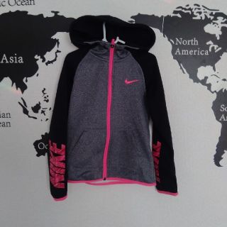 ナイキ(NIKE)の女の子　NIKE　パーカー　１３０(ジャケット/上着)