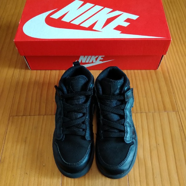 NIKE(ナイキ)のM30R様専用　NIKE　キッズスニーカー　18cm キッズ/ベビー/マタニティのキッズ靴/シューズ(15cm~)(スニーカー)の商品写真