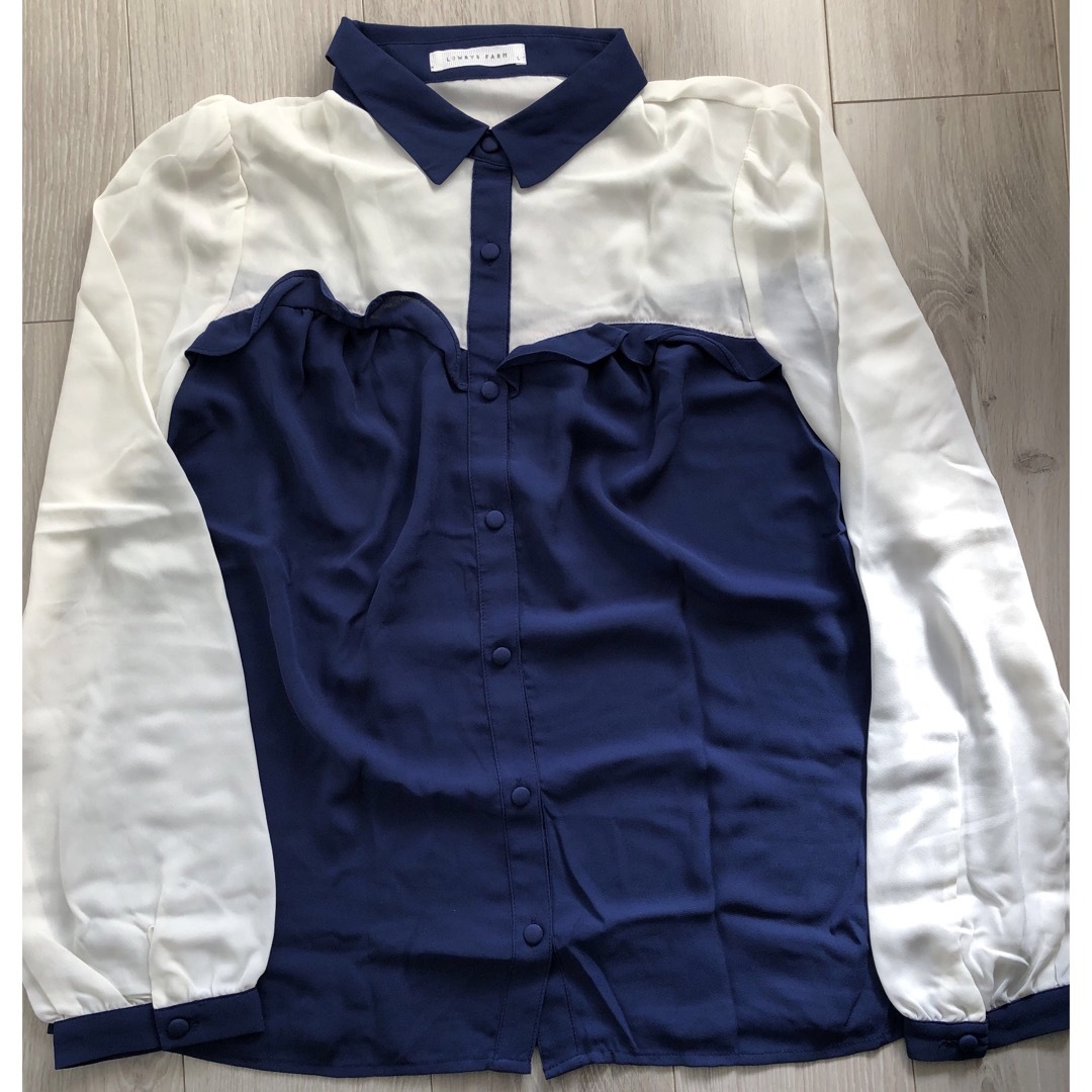 LOWRYS FARM(ローリーズファーム)の胸元フリルバイカラー長袖シャツホワイト×ネイビー レディースのトップス(シャツ/ブラウス(長袖/七分))の商品写真