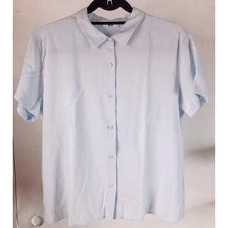 ユニクロ(UNIQLO)のUNIQLO ライトブルーシャツ(Tシャツ(半袖/袖なし))