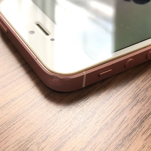 iPhone(アイフォーン)の【値下げしました】iPhone se 64GB SIMフリー（ローズゴールド） スマホ/家電/カメラのスマートフォン/携帯電話(スマートフォン本体)の商品写真