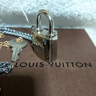 ルイヴィトン(LOUIS VUITTON)のルイヴィトン 旧型 シルバーカデナ南京錠、鍵付き！(ネックレス)