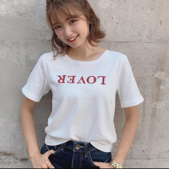 rienda(リエンダ)のrienda LOVERロゴ T 柄WHT 新宿限定 レディースのトップス(Tシャツ(半袖/袖なし))の商品写真