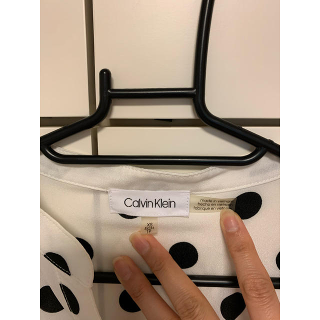 Calvin Klein(カルバンクライン)の【カルバン・クライン】トップス シャツ 白ドッド柄 レディースのトップス(シャツ/ブラウス(長袖/七分))の商品写真