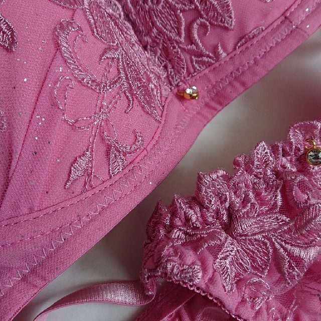 ブラセット D75M ピンク花柄 レディースの下着/アンダーウェア(ブラ&ショーツセット)の商品写真