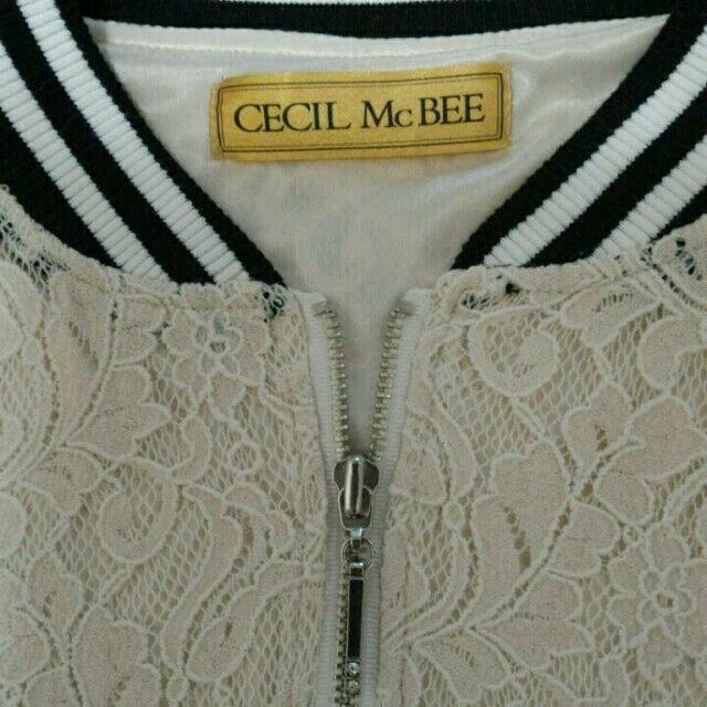 CECIL McBEE(セシルマクビー)のセシルマクビーレースブルゾンジップアップ レディースのジャケット/アウター(ブルゾン)の商品写真