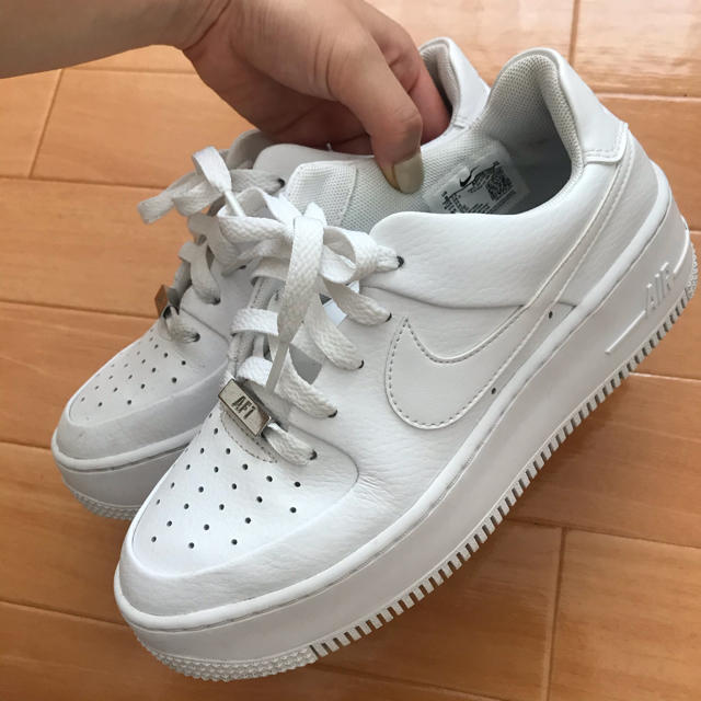 NIKE(ナイキ)のNIKE airforce1 エアフォースワン セージ ロウ AIR FORCE レディースの靴/シューズ(スニーカー)の商品写真