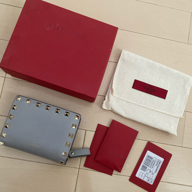 VALENTINO(ヴァレンティノ)の【美品】VALENTINO 二つ折りコンパクト財布 レディースのファッション小物(財布)の商品写真