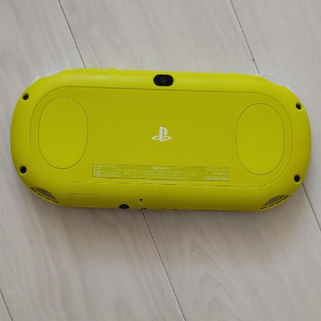 PlayStation Vita(プレイステーションヴィータ)のPS vita 2000 ライムグリーン + ソフト三点セット エンタメ/ホビーのゲームソフト/ゲーム機本体(携帯用ゲーム機本体)の商品写真