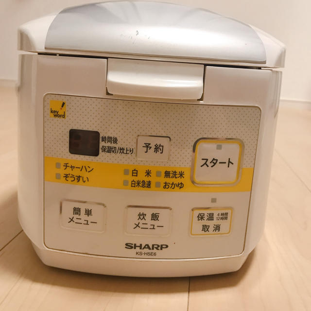 SHARP(シャープ)の【送料込】SHARP炊飯器3合炊き スマホ/家電/カメラの調理家電(炊飯器)の商品写真