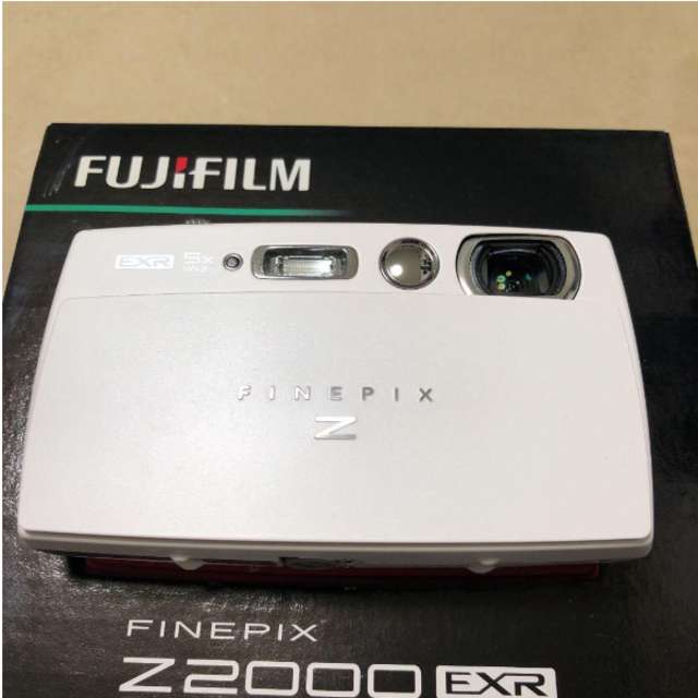 【新品未使用】FinePix Z 2000EXR 色：WHITE スマホ/家電/カメラのカメラ(コンパクトデジタルカメラ)の商品写真