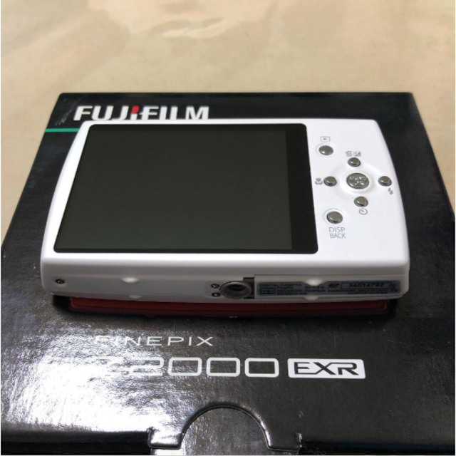 【新品未使用】FinePix Z 2000EXR 色：WHITE スマホ/家電/カメラのカメラ(コンパクトデジタルカメラ)の商品写真