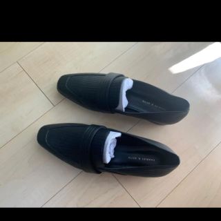 チャールズアンドキース(Charles and Keith)のChales&Keith STRIPE LOAFER 黒ローファー　黒靴(ローファー/革靴)