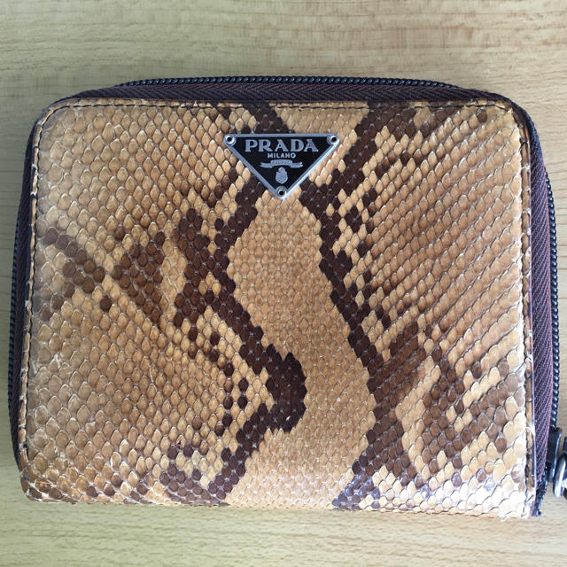 PRADA 貴重　折り財布