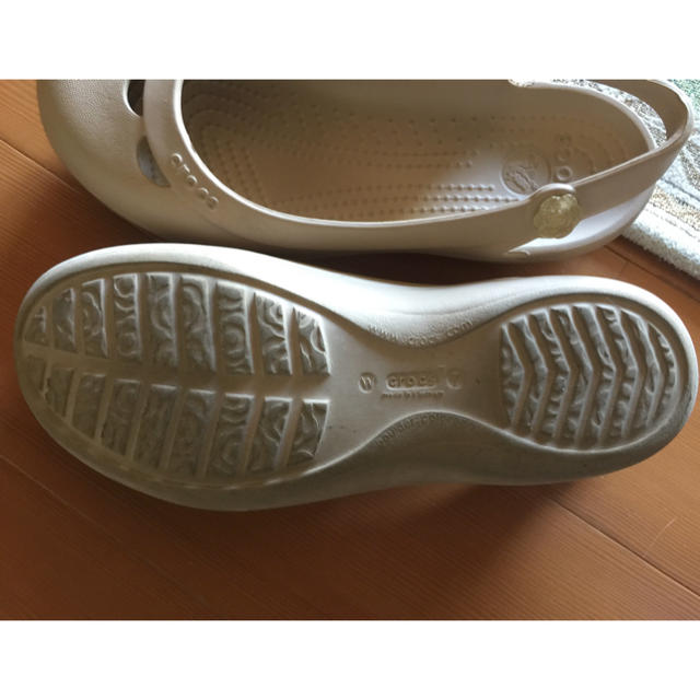 crocs(クロックス)のクロックス  サンダル ゴールド サイズW7 レディースの靴/シューズ(サンダル)の商品写真