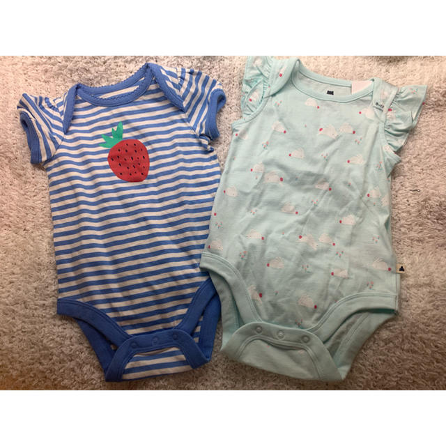 babyGAP(ベビーギャップ)の新品　babyGAP うさぎ＆いちご　半袖ボディ　70cm キッズ/ベビー/マタニティのベビー服(~85cm)(肌着/下着)の商品写真