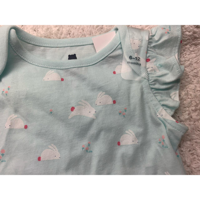 babyGAP(ベビーギャップ)の新品　babyGAP うさぎ＆いちご　半袖ボディ　70cm キッズ/ベビー/マタニティのベビー服(~85cm)(肌着/下着)の商品写真