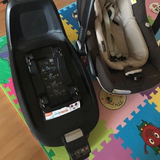 マキシコシ(Maxi-Cosi)の30.31日限定値下げ⚠️Pebble plus＆2wayfix(自動車用チャイルドシート本体)