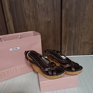 ミュウミュウ(miumiu)のmiu miu  ウェッジソールサンダル(サンダル)