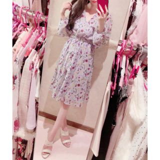 イッツデモ(ITS'DEMO)のITS’DEMO♡ベルト付き小花柄シフォンワンピース(ひざ丈ワンピース)